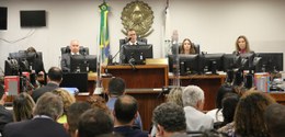 No Plenário do TRE-RJ, sentado ao centro, o presidente do Tribunal, desembargador Elton Leme de ...