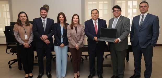 TRE-RJ recebe doação de 20 notebooks do MPRJ O presidente do TRE-RJ, desembargador Peterson Barroso Simão, e o promotor de Justiça José Marin...