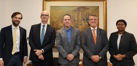 Presidente do TRE-RJ (de gravata laranja) e o vice-presidente (de gravata azul) posam para a fot...