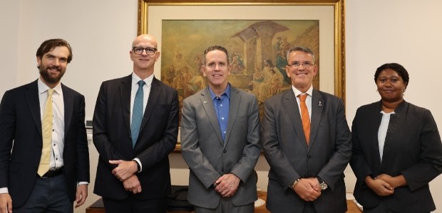 Presidente do TRE-RJ (de gravata laranja) e o vice-presidente (de gravata azul) posam para a fot...