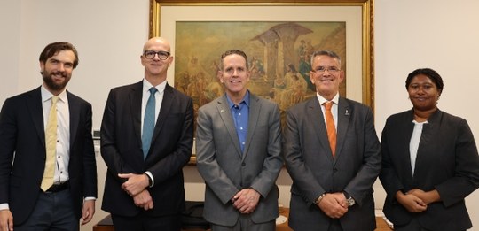 Presidente do TRE-RJ (de gravata laranja) e o vice-presidente (de gravata azul) posam para a fot...