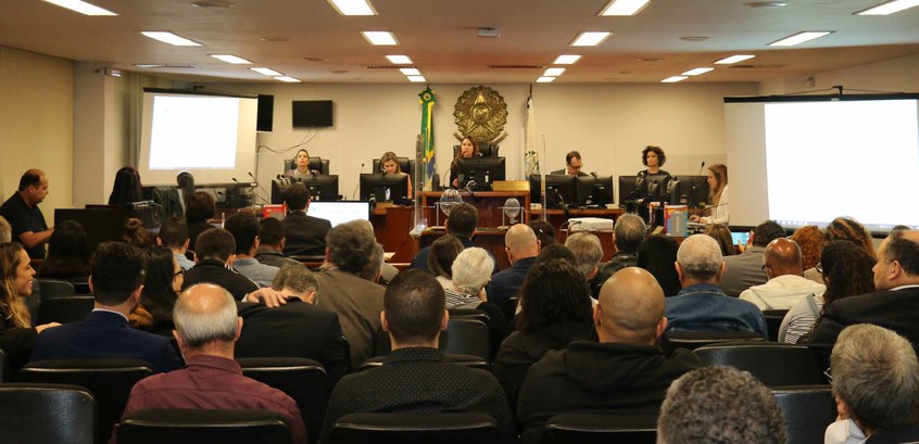 TRE-RJ Sorteio define ordem de exibição do horário eleitoral gratuito dos candidatos do Rio Na audiência pública, representantes de partidos, rádio e tv assistem a condução da reunião pela...