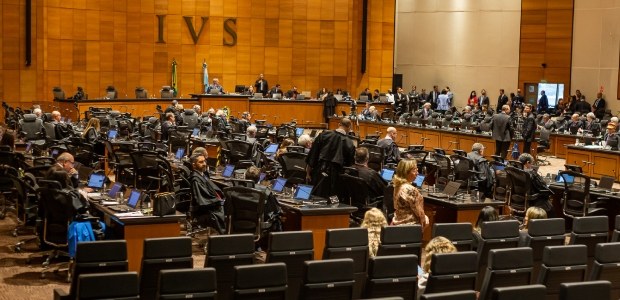 Foto colorida do Pleno do Tribunal de Justiça do Rio de Janeiro durante a eleição dos novos membros