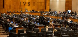 Foto colorida do Pleno do Tribunal de Justiça do Rio de Janeiro durante a eleição dos novos membros