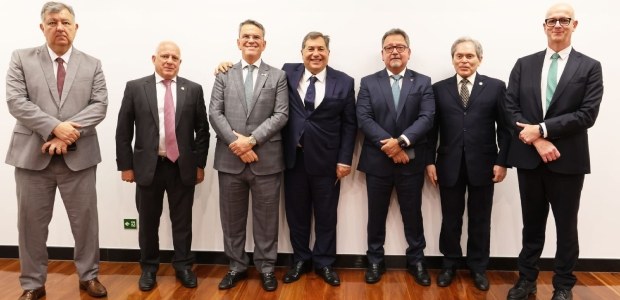 "TRE-RJ" TRE-RJ debate enfrentamento ao crime organizado nas eleições foto posada de participantes do seminário: (da esq. p dir.) o ex-presidente do TRE-RJ e correged...