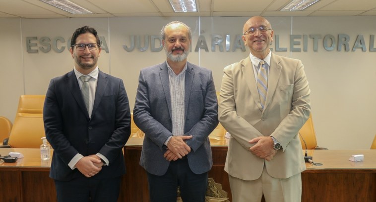 TRE-RJ, TSE e Governo do estado dialogam sobre intercâmbio de dados biográficos e biométricos Foto posada