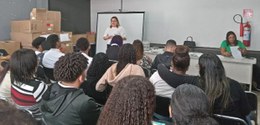 Sentados na sala de aula, estudantes do Colégio Estadual Maria Justiniano Fernandes assistem à p...
