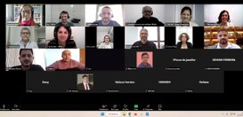 print de tela da reunião virtual, com diversos quadrados, cada qual com o rosto de um participante