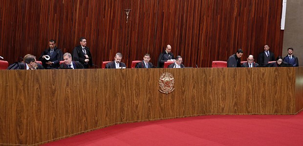 A imagem mostra uma sessão no plenário do Tribunal Superior Eleitoral (TSE). Na cena, ministros ...