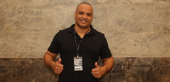 O novo servidor, Robson de Paula Mendes, está com uma caneta nas mãos enquanto assina seu termo ...
